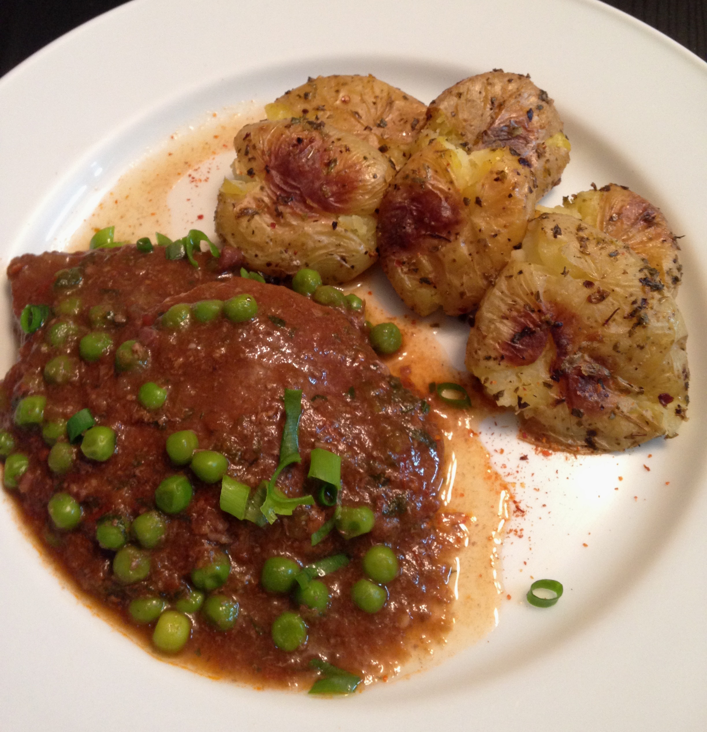 Bife de Lagarto na Panela ao molho de vinho com Minibatatas ao murro com ervas