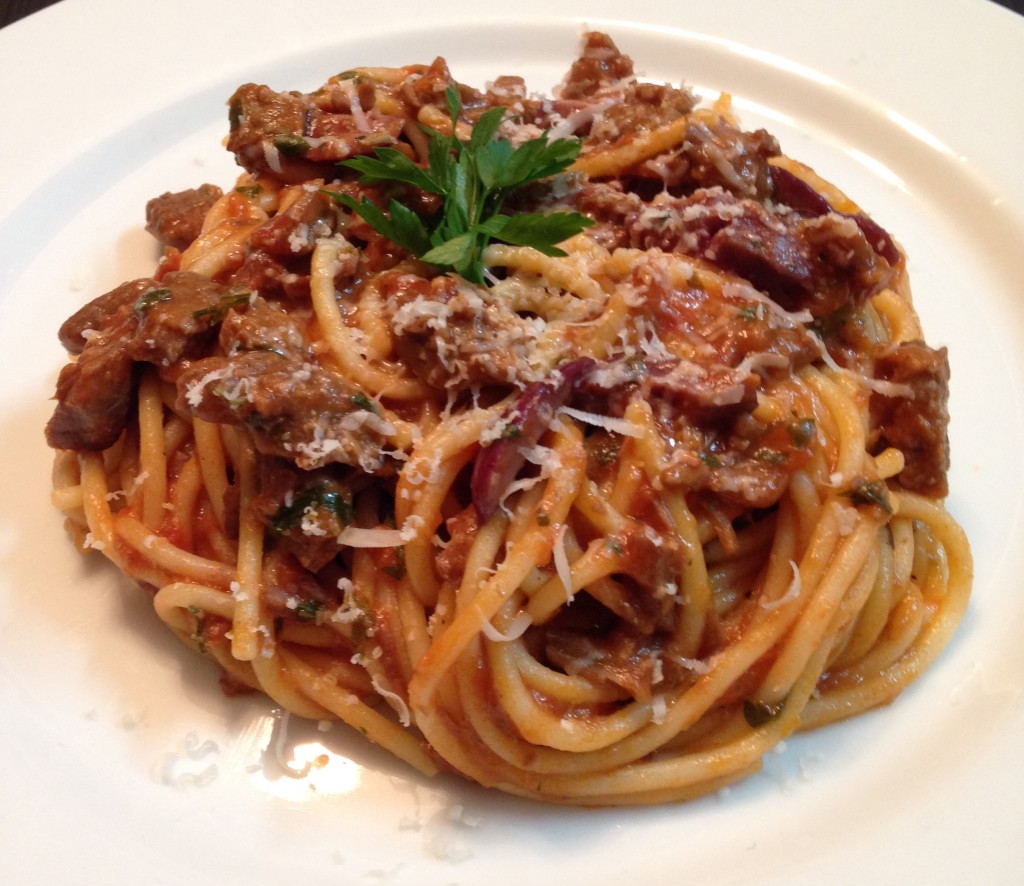 Spaghetti sem glúten com molho rústico de carne e azeitonas pretas