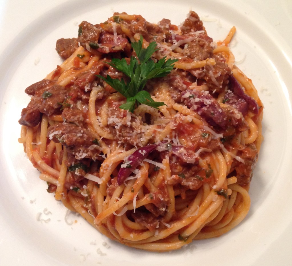 Spaghetti sem glúten com molho rústico de carne e azeitonas pretas